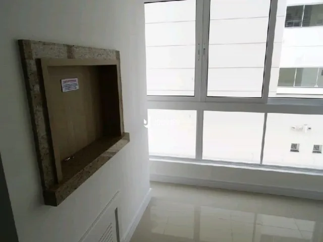 Parede interna com nicho decorativo em um ambiente residencial.