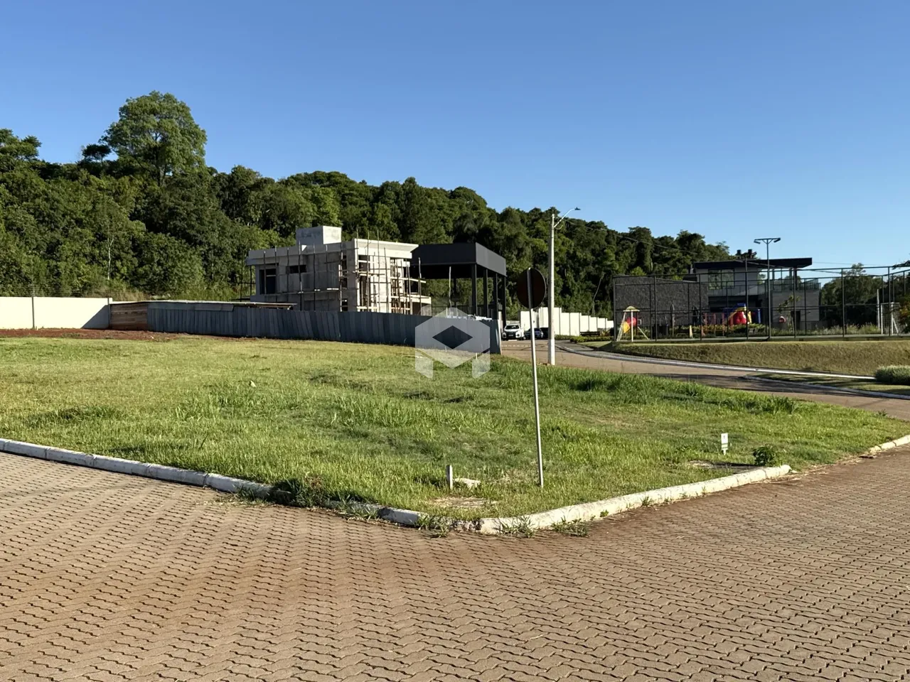 Vista externa de uma propriedade com área gramada e cerca em Lajeado.