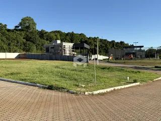 Vista externa de uma propriedade com área gramada e cerca em Lajeado.