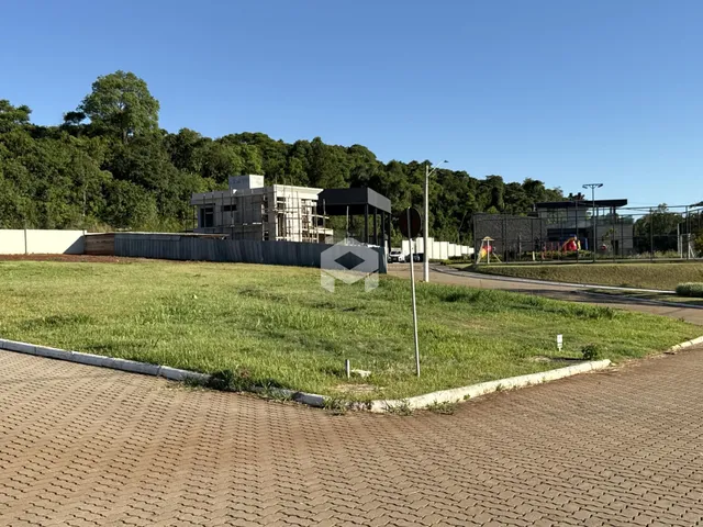 Vista externa de uma propriedade com área gramada e cerca em Lajeado.