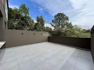 Vista externa de um pátio com piso de cerâmica e muro em Lajeado, Brasil.