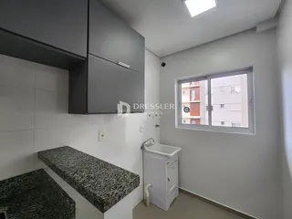 Foto de uma cozinha com armários cinzas e bancada branca.