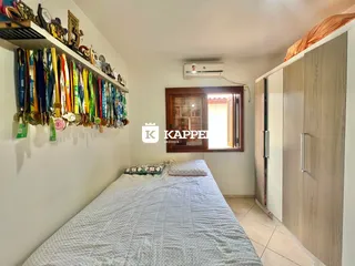 Este é um quarto com cama de casal e armário embutido.