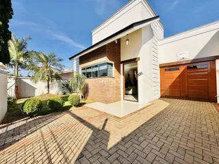 Fachada de uma residência em Lajeado, Brasil, com garagem e jardim.