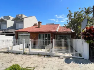 Fachada de uma residência com muro branco e telhado de telha em Lajeado, Brasil.