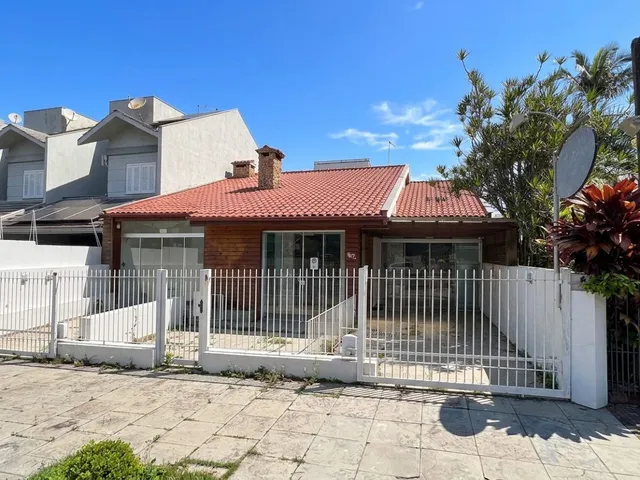 Fachada de uma residência com muro branco e telhado de telha em Lajeado, Brasil.