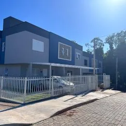 Fachada externa de um imóvel residencial em Lajeado, Brasil, com área de varanda.
