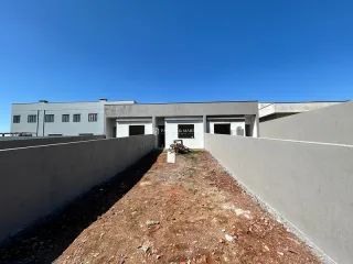 Vista externa de um corredor entre duas paredes de um imóvel em Lajeado.