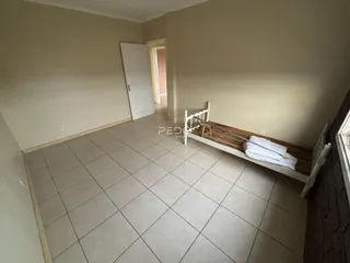 Ambiente interno com piso de cerâmica e parede clara.