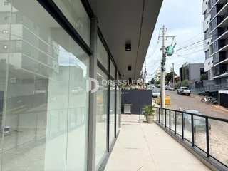 Vista da fachada de um imóvel em Lajeado, Brasil, com área externa pavimentada.