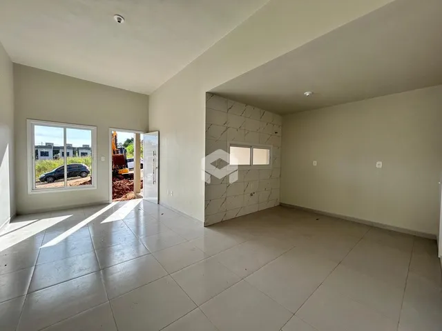 Ambiente interno de uma sala com piso de cerâmica e paredes brancas.