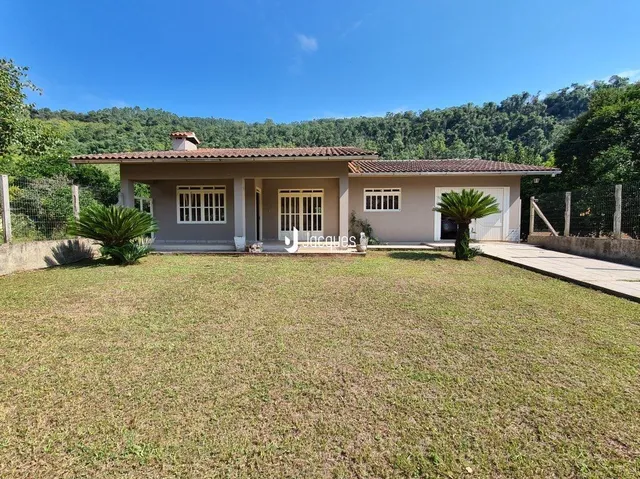 Fachada de residência em Lajeado, Brasil, com jardim frontal.