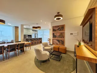 Ambiente de sala de jantar e estar em um imóvel no Brasil.