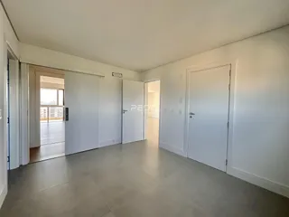 Hall de entrada com portas brancas em um imóvel no Brasil.