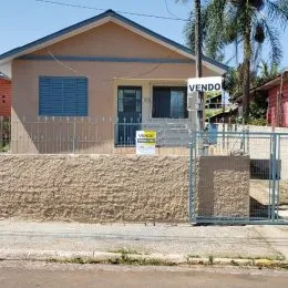Fachada de uma casa residencial em Lajeado, Brasil com muro de contenção.