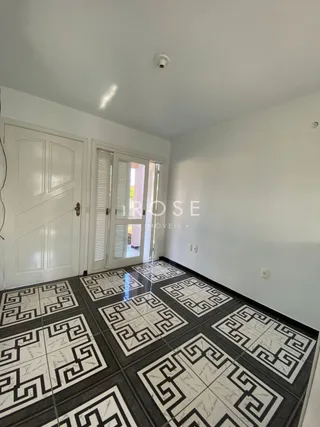 Foto do piso de um ambiente interno com revestimento em preto e branco.