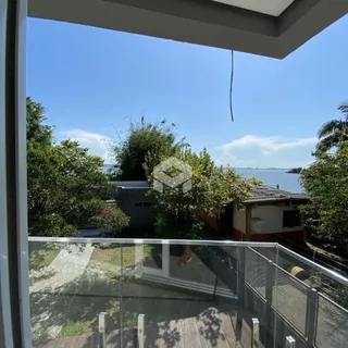 Vista da paisagem com árvores e água a partir de uma varanda.