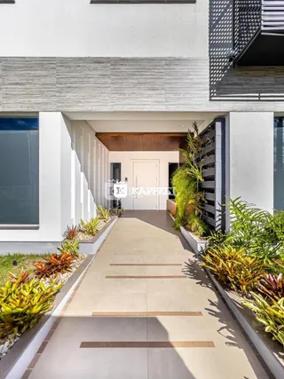 Foto da fachada de uma residência em Lajeado, mostrando a entrada com paisagismo.