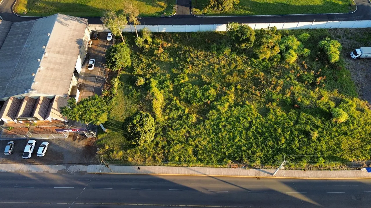 Vista aérea de um terreno residencial em Lajeado, Brasil, mostrando a área verde e a infraestrutura.