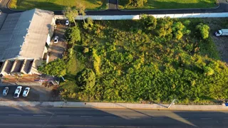 Vista aérea de um terreno residencial em Lajeado, Brasil, mostrando a área verde e a infraestrutura.