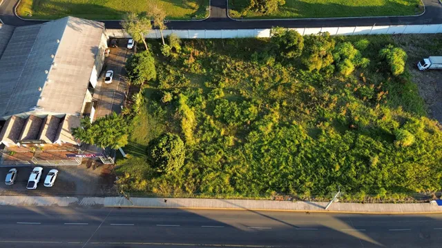 Vista aérea de um terreno residencial em Lajeado, Brasil, mostrando a área verde e a infraestrutura.
