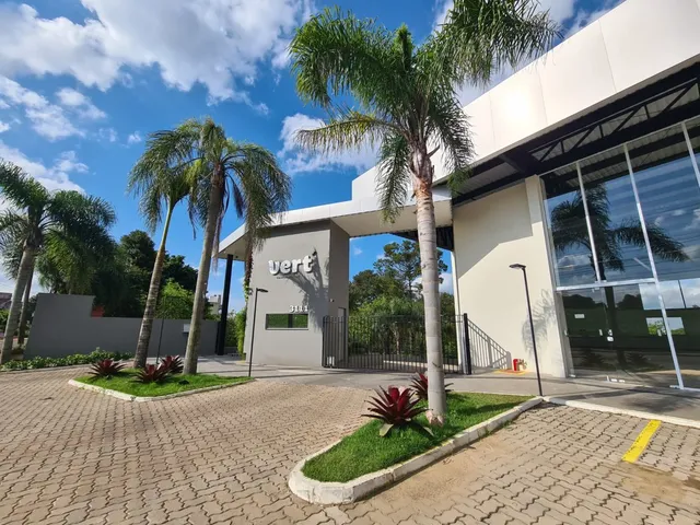 Fachada moderna de um edifício com paisagismo em Lajeado, Brasil.
