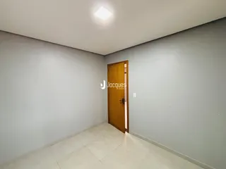 Hallway com porta de madeira em uma propriedade.