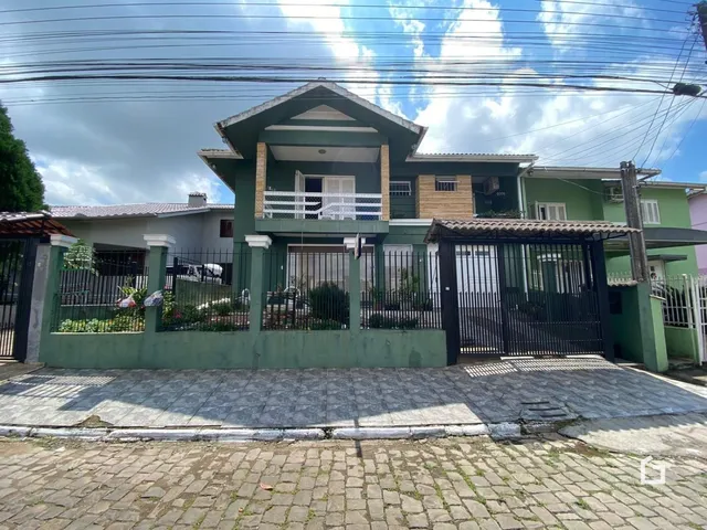 Fachada de uma casa em Lajeado, Brasil, com portão e muro.