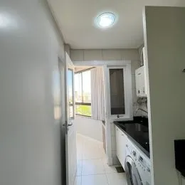 Vista parcial de uma parede interna com uma abertura.