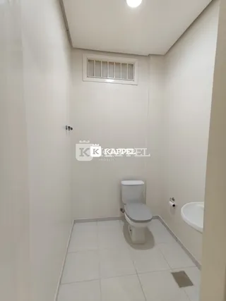 Foto de um banheiro com piso de cerâmica e janela.
