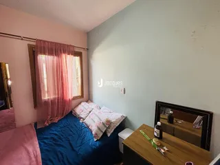 Foto de um quarto com cama e janela em um imóvel no Brasil.