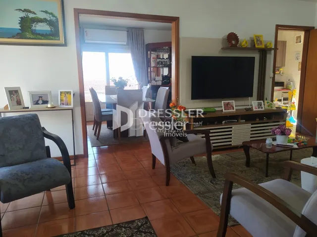 Sala de estar com piso de madeira e televisão.