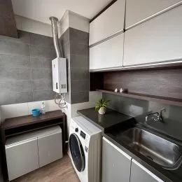 Vista de uma cozinha com armários superiores e inferiores e bancada.