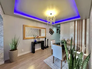 Sala de estar com piso de madeira e decoração moderna.