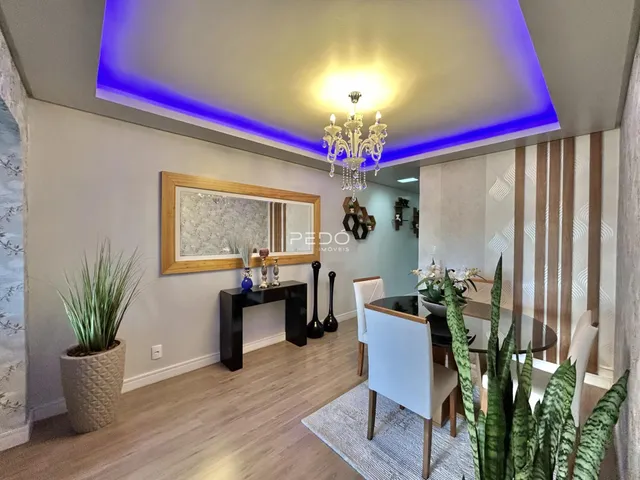 Sala de estar com piso de madeira e decoração moderna.