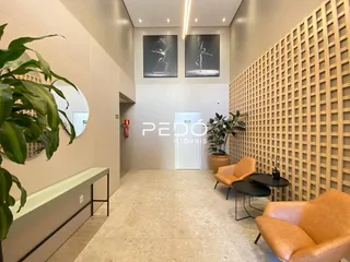 Corredor interno de uma residência com parede texturizada.