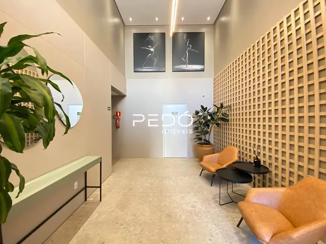Corredor interno de uma residência com parede texturizada.