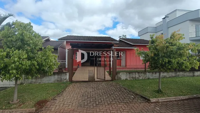 Fachada de uma residência com muro e portão em Lajeado, Brasil.
