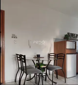 Foto de uma sala de jantar com mesa e cadeiras em um imóvel no Brasil.