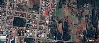 Vista aérea de uma área residencial com vegetação densa.
