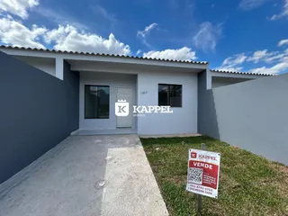 Fachada externa de uma residência em Lajeado, Brasil, com paisagismo frontal.