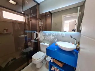 Foto de um banheiro interno com vaso sanitário e pia.