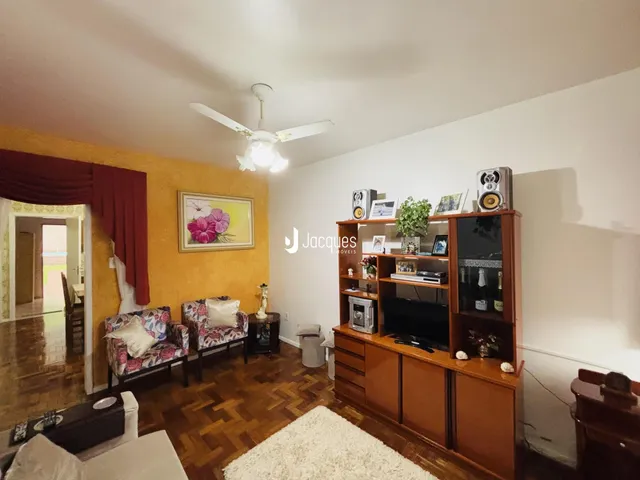 Sala com piso de madeira e móveis de madeira.
