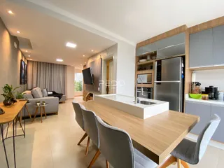 Ambiente de sala de estar e jantar em um apartamento moderno.