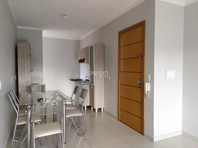 Imagem de uma sala de jantar com mesa e cadeiras em um imóvel no Brasil.
