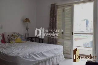 Quarto com cama e janela em ambiente interno.