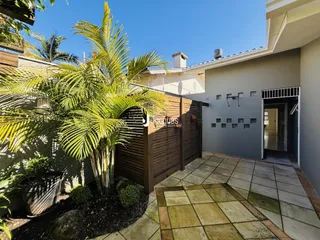 Fachada de uma residência com muro de madeira e jardim em Lajeado, Brasil.