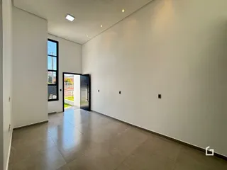 Foto de um corredor interno de uma residência com piso de cerâmica.