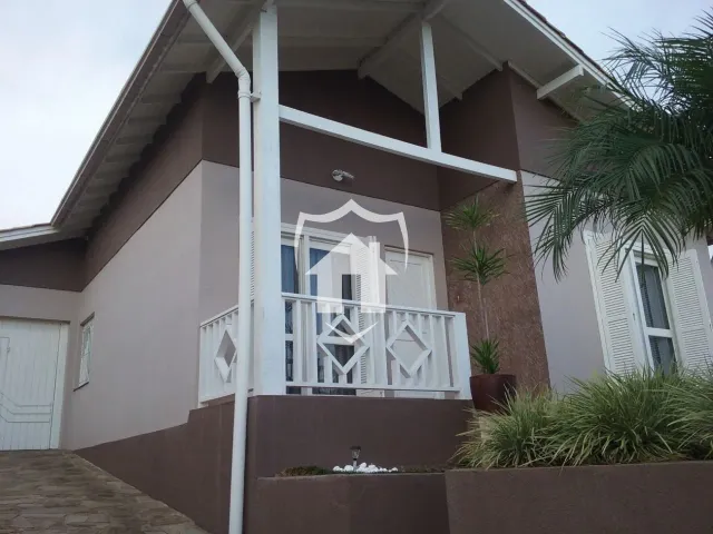 Fachada de uma casa em Lajeado, Brasil com varanda branca.