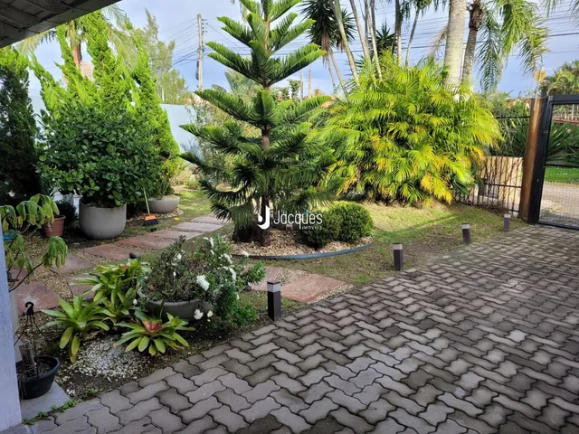 Vista externa do jardim e calçada de uma propriedade em Lajeado, Brasil.